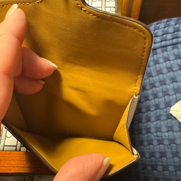 Coach Chalk Leather Wallet with Gold Horse & Carriage Close - Picture 6 of 9